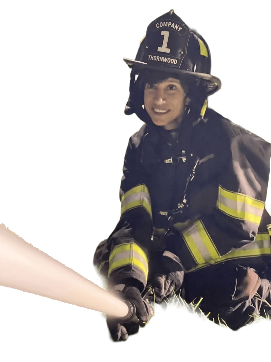 Margaret Cunzio usando la manguera en el departamento de bomberos